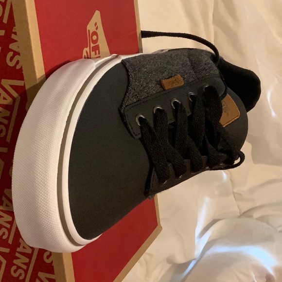 Van’s Men’s size 11 Deluxe Comfort Shoes - Picture 2 of 4